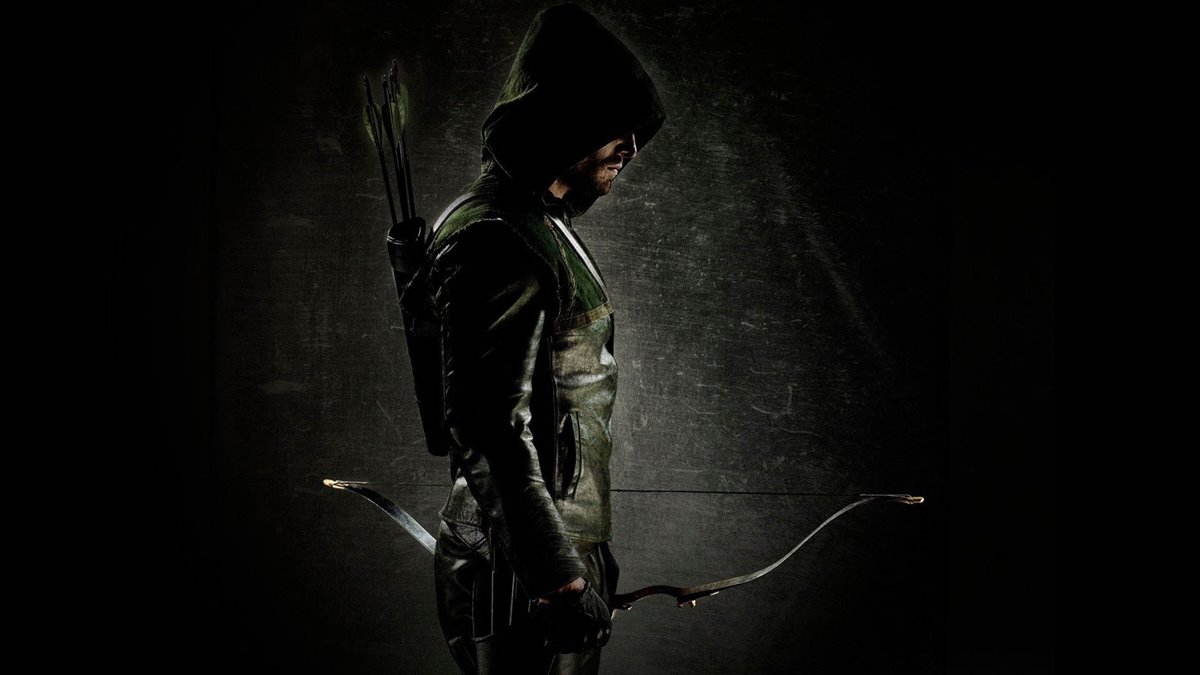 تصویر نیمرخ شخصیت الیور کوئین با بازی استیون امل در سریال arrow با تیرکمان معروف خود