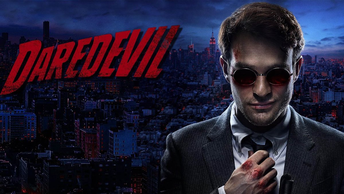 چارلی کاکس بازیگر اصلی سریال daredevil با نمایی از شهر و دستانی زخمی 