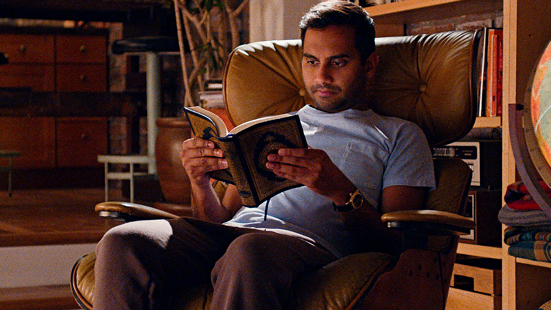 مرد در حال خواندن کتاب در سریال استاد هیچی