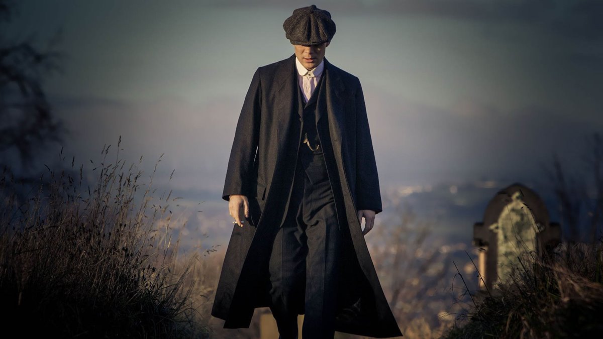 شخصیت توماس شلبی با بازی کیلین مورفی در حال راه رفتن در سریال peaky blinders