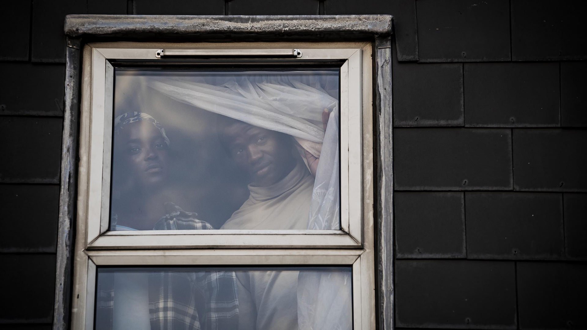 پناهجویان سودانی در خانه‌شان ساکن می‌شوند فیلم خانه‌ی او