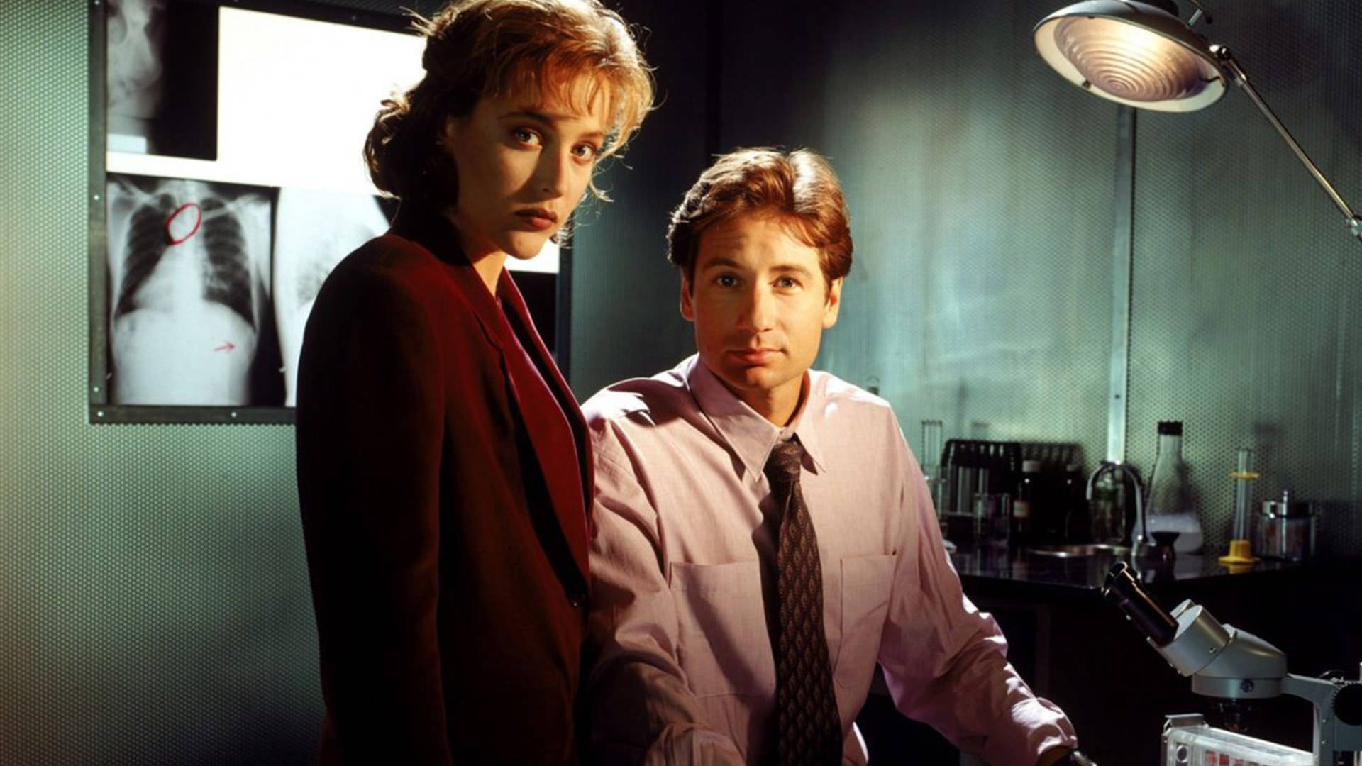 گیلیان اندرسون و دیوید دوچوونی در سریال The X-Files