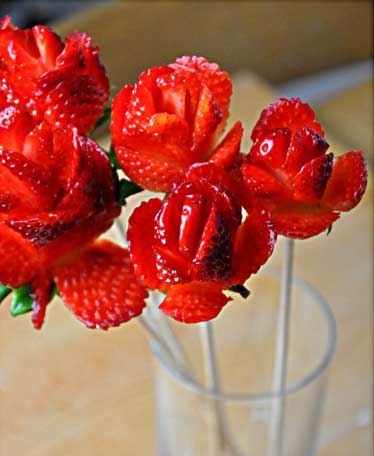 تزئین توت فرنگی به شکل گل رز , تزئین میوه
