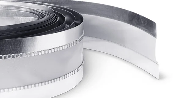How does the tarpaulin connector take the vibration of the air conditioning channel?